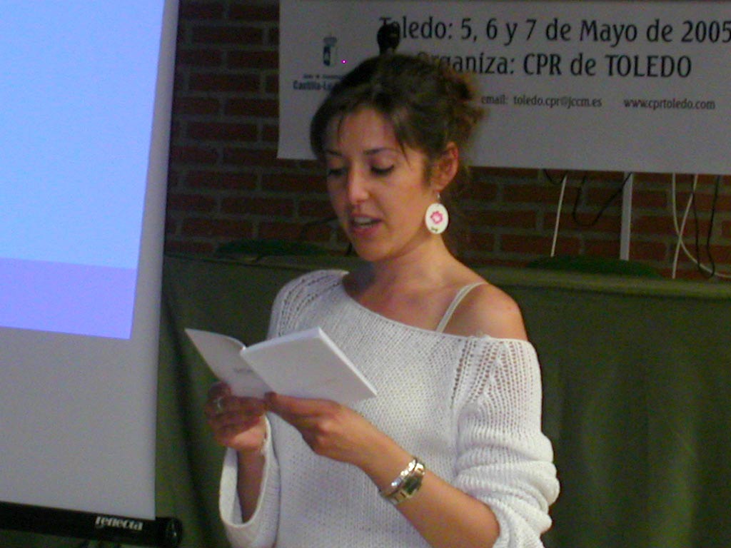 Niña leyendo, ilustrando el decálogo de AELE