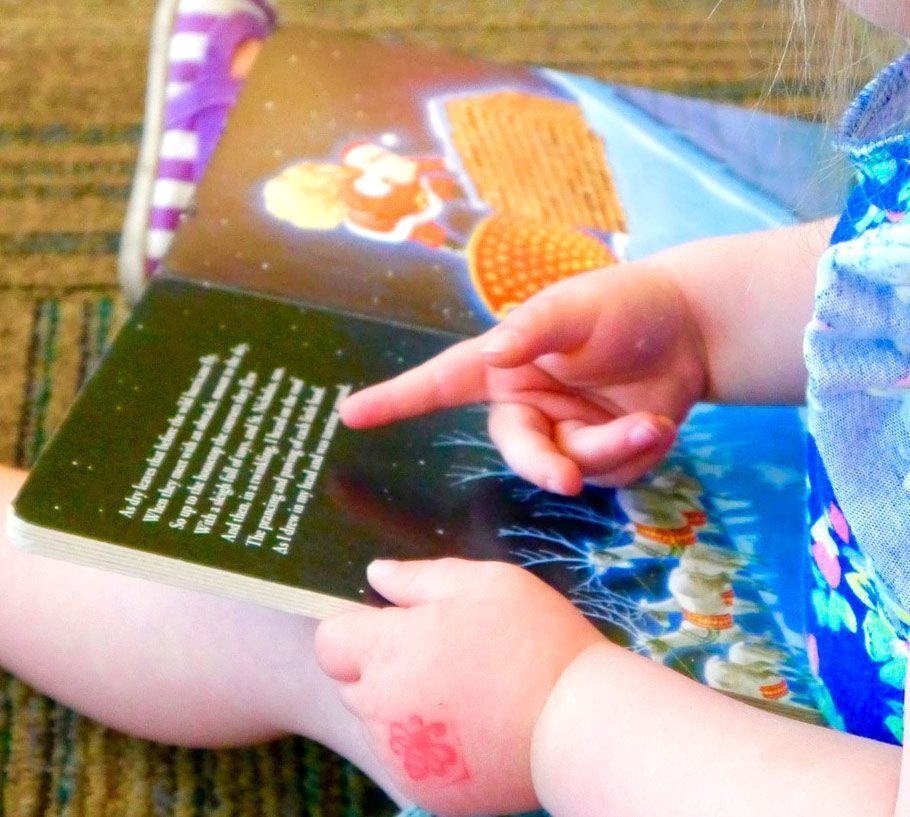 Niña leyendo un libro