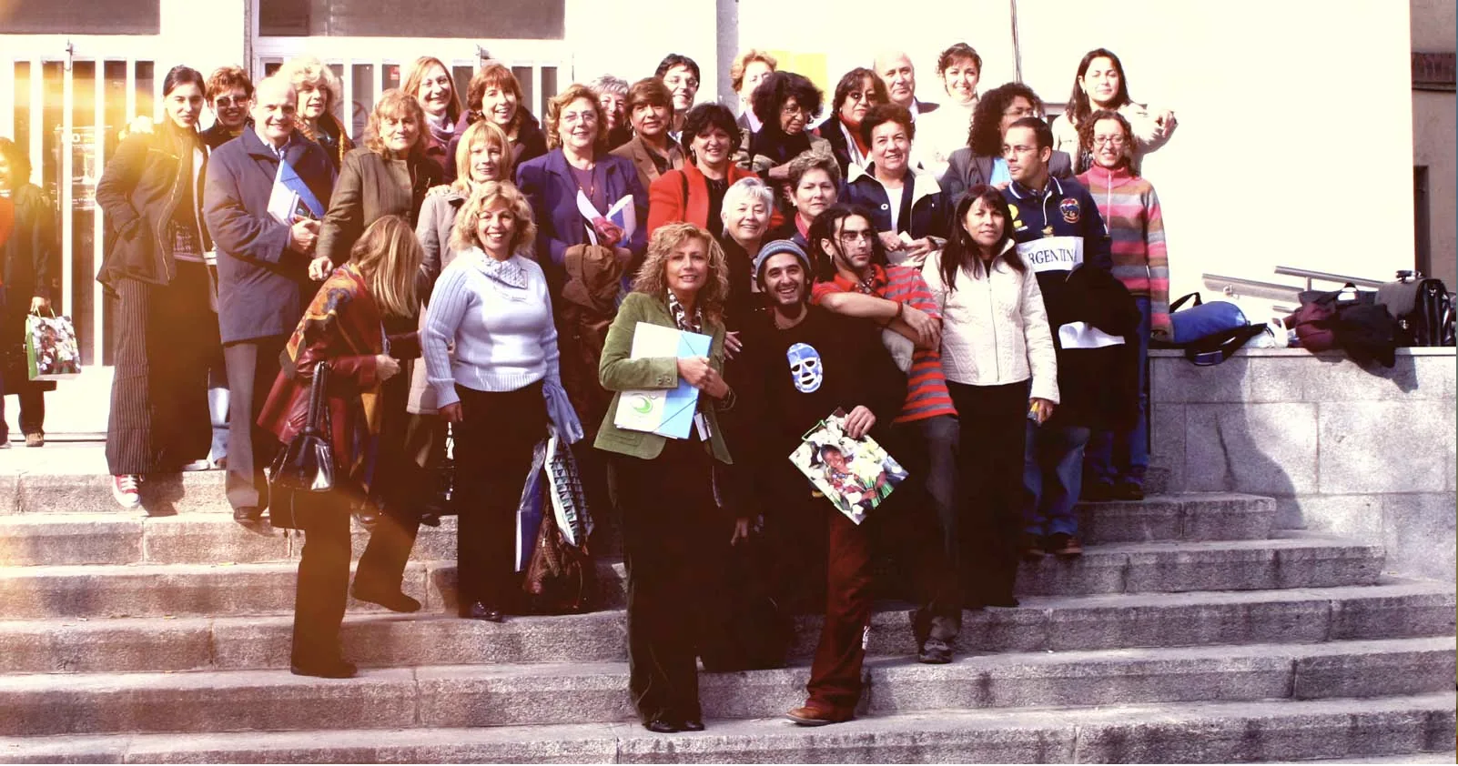 Grupo de socias y socios de AELE en un encuentro al aire libre