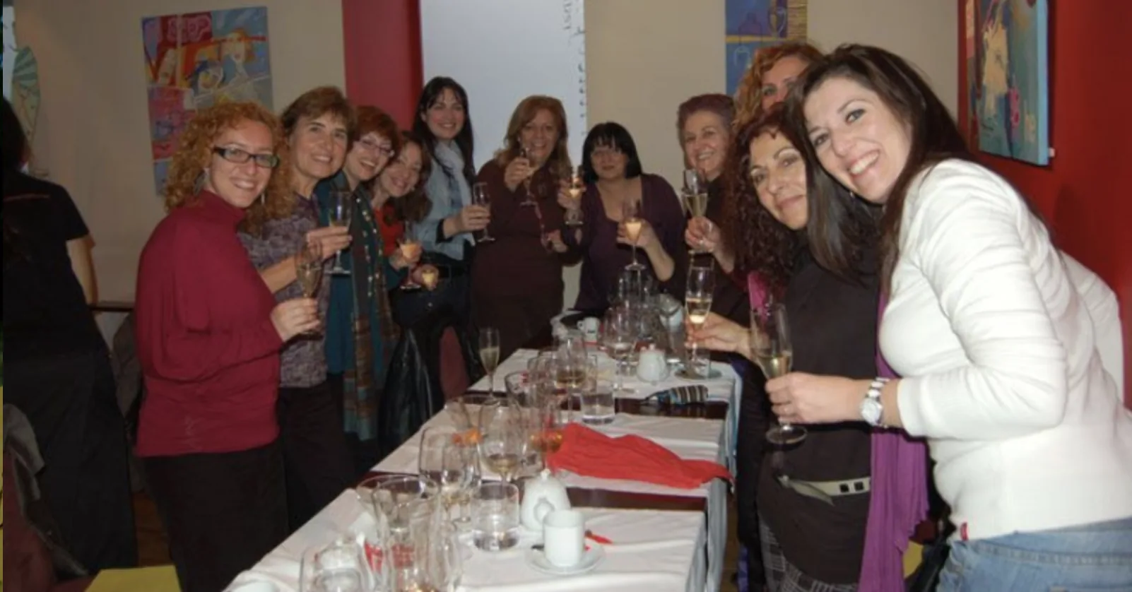Brindis de socias de AELE durante una cena anual